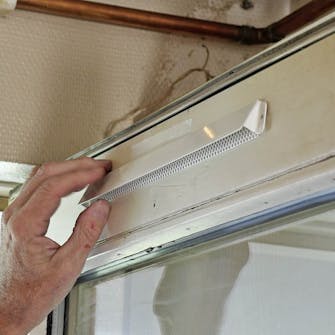 Tuuletusritilä oveen asennus: Asenna venttiilin ulkopuoli Tuuletusritilä oveen asennus: Asenna venttiilin ulkopuoli